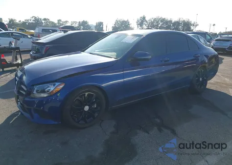 2018 Mercedes-Benz C 300 z USA, uszkodzony, nr VIN 55SWF4JB1JU254253